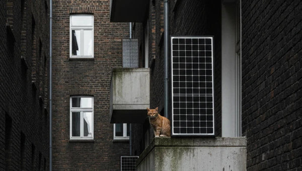 Installer un kit solaire sur balcon dans une maison ancienne : que faut-il vérifier concernant l’installation électrique, le compteur et les prises ?