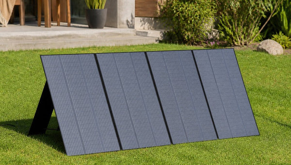 BLUETTI PV350 Panneau solaire pliable sur gazon vert