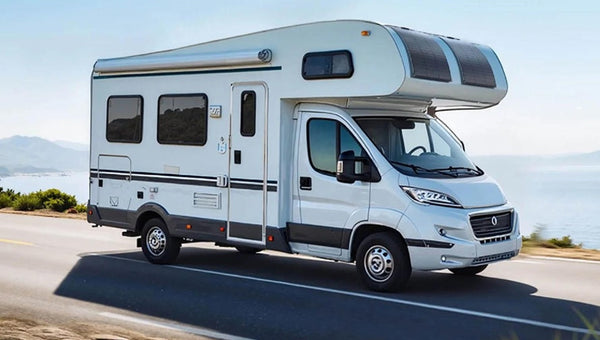 Camping-car équipé de panneaux solaires sur le toit